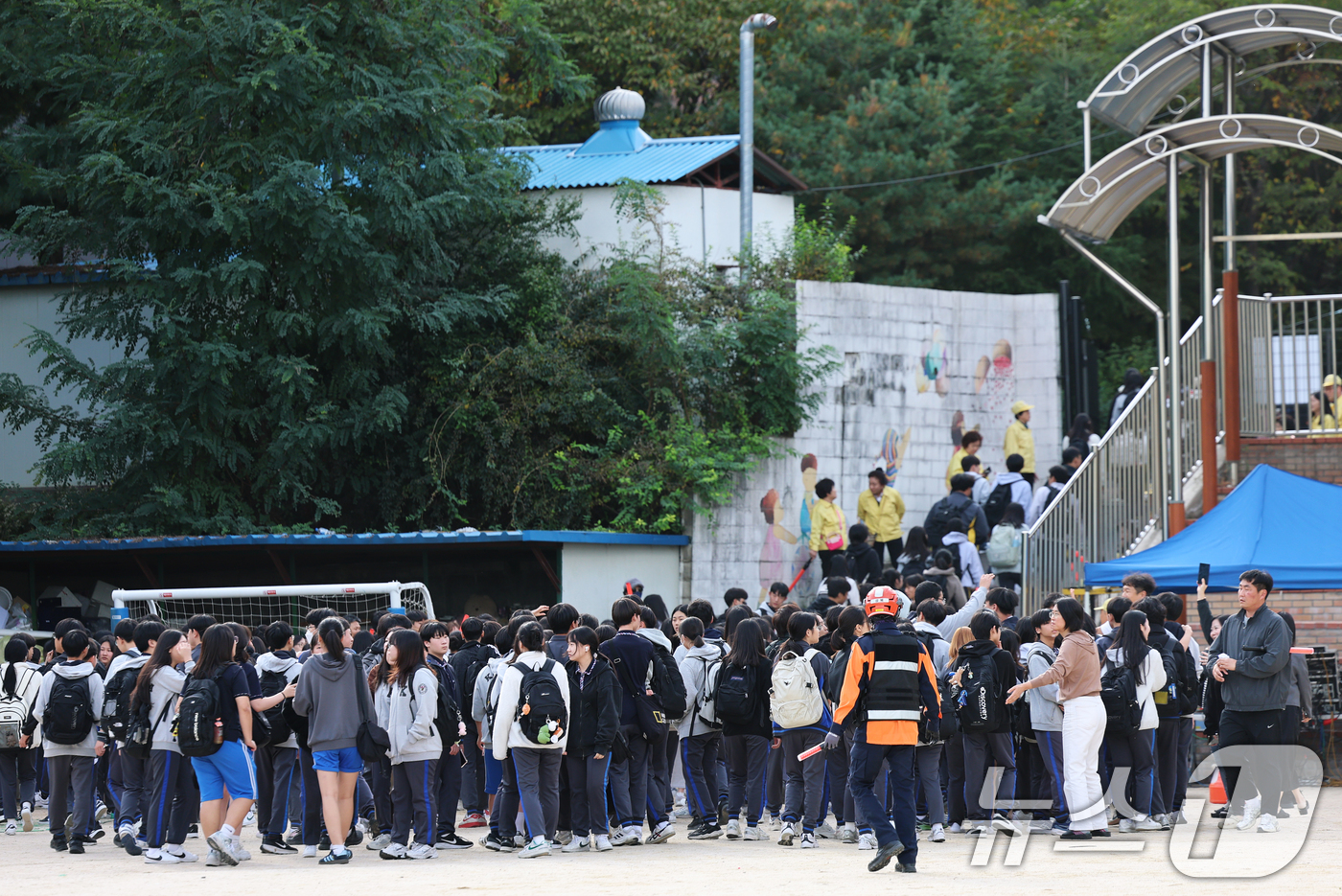 (서울=뉴스1) 오대일 기자 = 22일 오후 서울 강북구 고려대학교 사범대학 부속중학교에서 열린 2025년 긴급구조종합훈련에서 학생들이 지진 대피 훈련을 하고 있다.지진으로 대형 …