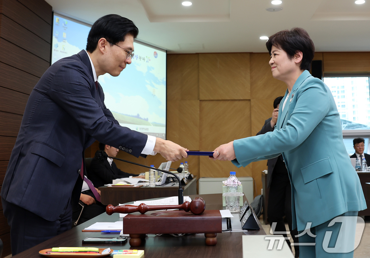 (대구=뉴스1) 공정식 기자 = 22일 오전 대구시교육청에서 열린 국회 교육위원회의 대구교육청, 경북교육청, 강원교육청에 대한 국정감사에서 강은희 대구교육감(오른쪽)이 선서를 마친 …