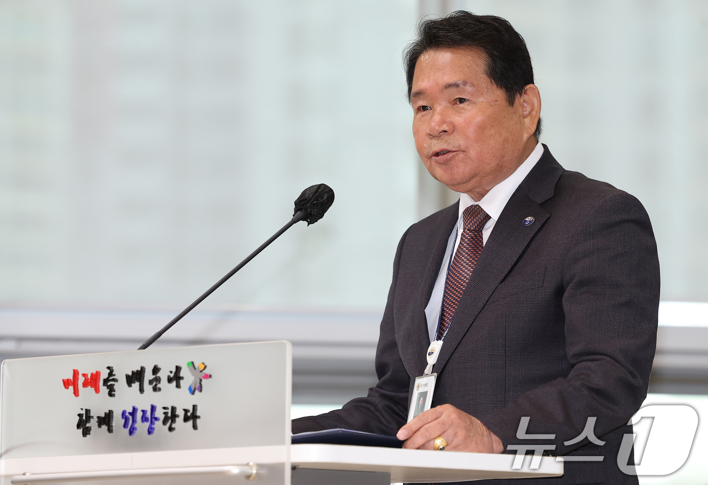 (대구=뉴스1) 공정식 기자 = 22일 오전 대구시교육청에서 열린 국회 교육위원회의 대구교육청, 경북교육청, 강원교육청에 대한 국정감사에서 신경호 강원교육감이 업무보고를 하고 있다 …