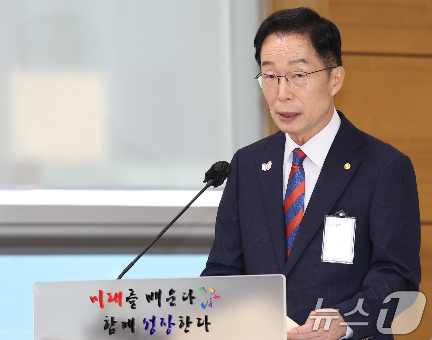 본문 이미지 - 22일 오전 대구시교육청에서 열린 국회 교육위원회의 대구교육청, 경북교육청, 강원교육청에 대한 국정감사에서 임종식 경북교육감이 업무보고를 하고 있다. 2025.10.22/뉴스1 ⓒ News1 공정식 기자