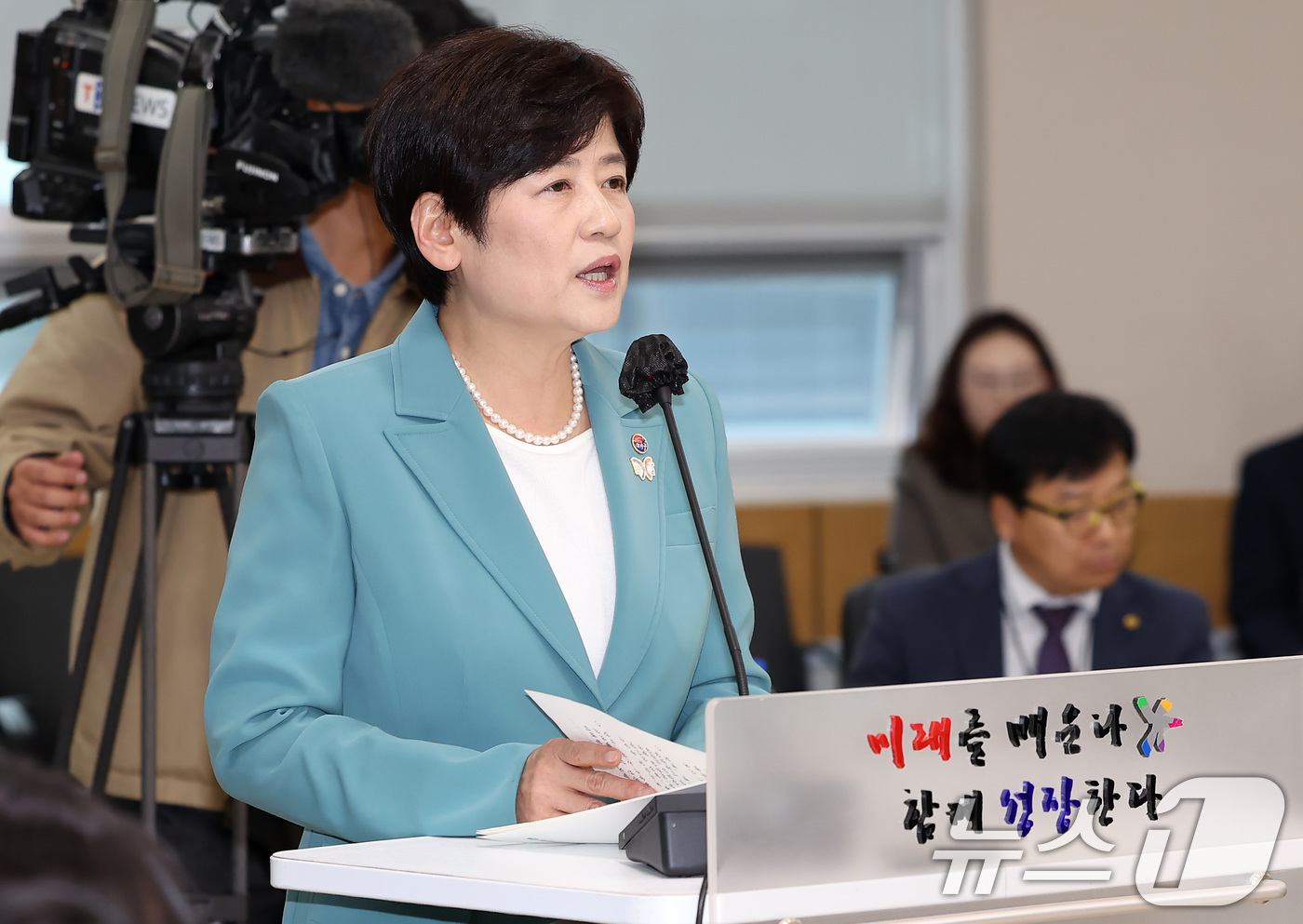 (대구=뉴스1) 공정식 기자 = 22일 오전 대구시교육청에서 열린 국회 교육위원회의 대구교육청, 경북교육청, 강원교육청에 대한 국정감사에서 강은희 대구교육감이 업무보고를 하고 있다 …