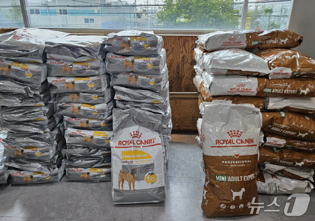 본문 이미지 - 로얄캐닌은 '동물보호의 날'을 맞아 부산 지역 보호소에 사료를 기부했다(로얄캐닌 제공). ⓒ 뉴스1