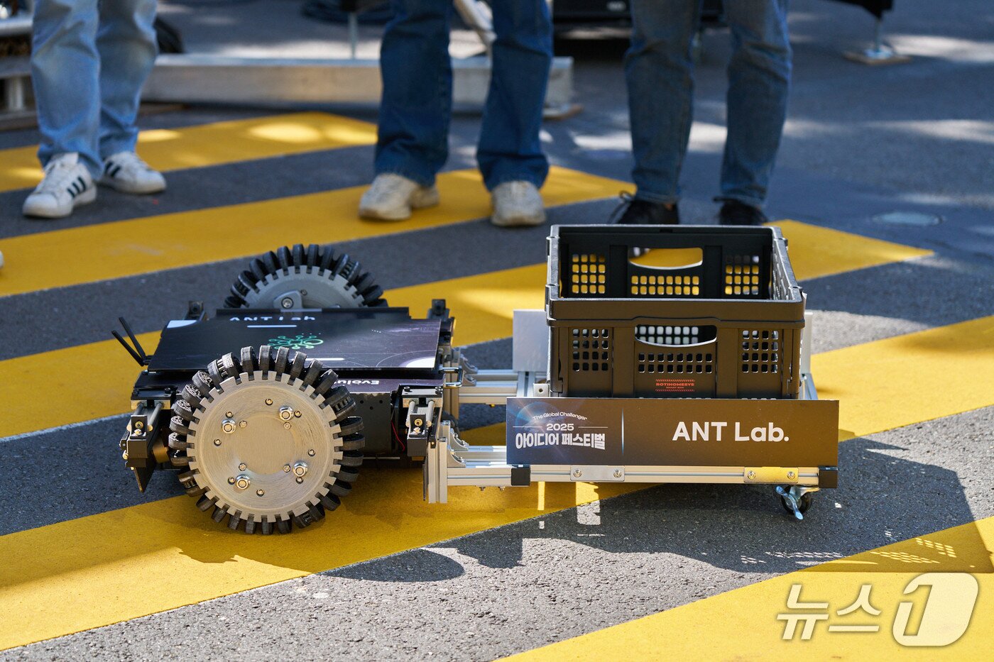 본문 이미지 - 22일 경기 화성 소재 현대자동차·기아 남양연구소에서 열린 임직원 대상 아이디어 경연대회 &#39;2025 아이디어 페스티벌&#39; 본선에서 대상을 받은 출품작 &#39;액티브 옴니 내비게이션 트랜스포터&#39;&#40;ANT&#41;가 시연되는 모습&#40;현대차·기아 제공&#41;. 2025.10.22.