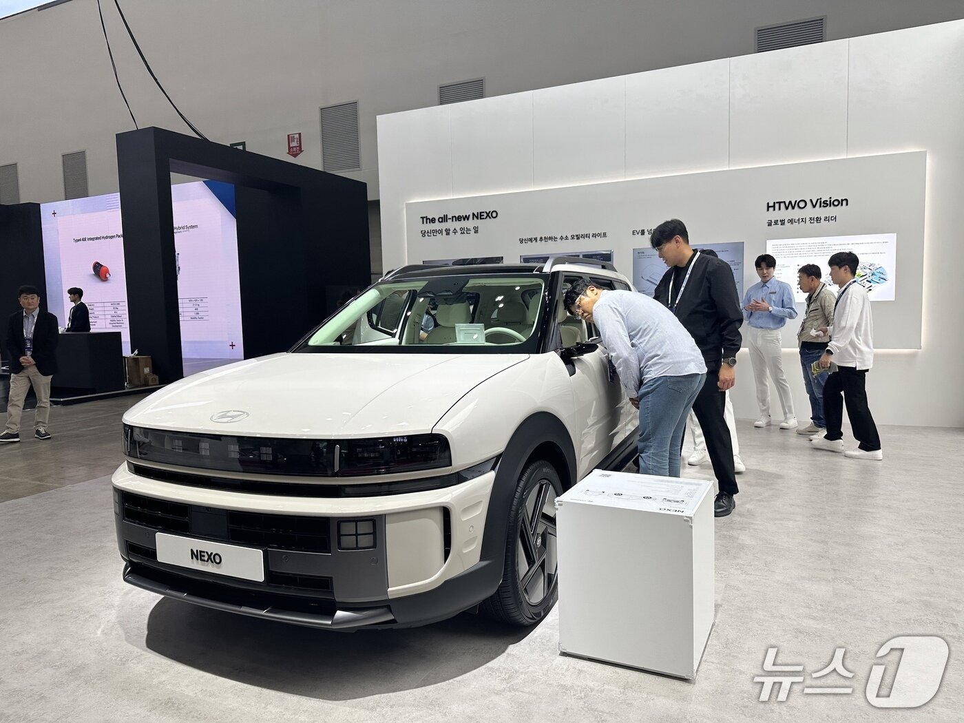 본문 이미지 -  현대차 전시관에 전시된 수소전기차 넥쏘./뉴스1 이동희 기자