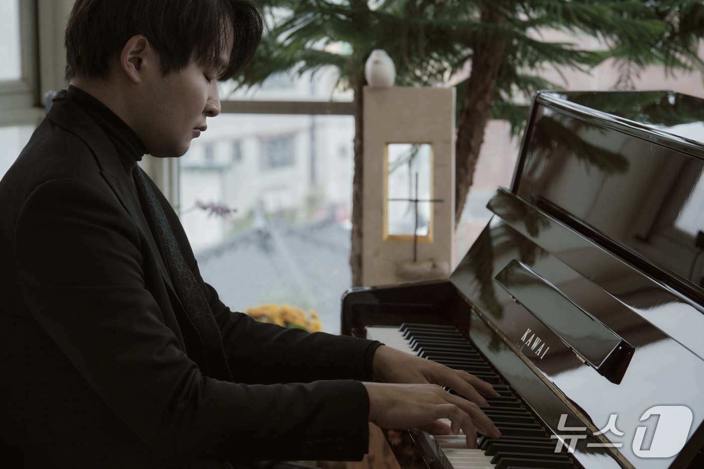 본문 이미지 - 22일 오전 강원 강릉 호스피스 병원인 갈바리의원에서 열린 하슬라국제예술제 특별공연 '갈바리의 선물'에서 국내 대표 피아니스트 선우예권이 환우와 가족, 봉사자들을 위한 연주를 선보이고 있다.(사단법인 하슬라국제예술제 제공, 재판매 및 DB 금지) 2025.10.22/뉴스1