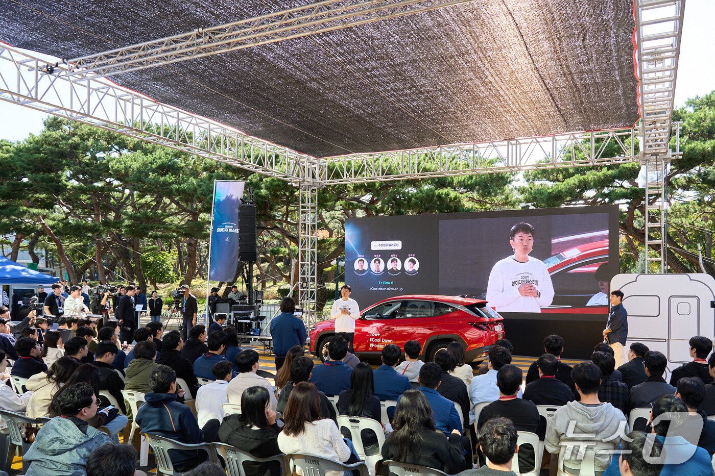 본문 이미지 - 22일 경기 화성 소재 현대자동차·기아 남양연구소에서 열린 임직원 대상 아이디어 경연대회 &#39;2025 아이디어 페스티벌&#39; 본선에서 참가 연구원이 선제적 엔진 냉각으로 트레일러 견인 성능을 향상한 시스템 &#39;트레일러 토잉 프리 컨디셔닝&#39;을 소개하는 모습&#40;현대차·기아.제공&#41;. 2025.10.22.