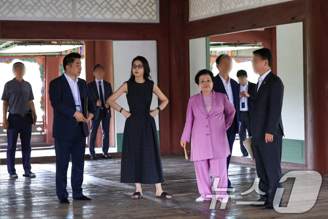 본문 이미지 - 김건희 여사와 이배용 전 국가교육위원장 등이 지난 2023년 9월 경복궁 경회루를 방문했을 때의 모습. 당시 대통령실 문체비서관실 선임행정관으로 근무하며 경회루 방문에 동행한 정용석 국립박물관문화재단 사장은 이날 국감에서 김 여사가 근정전 용상에 스스로 1~2분 착석했다고 밝혔다. &#40;주진우 기자로부터 제공받아 양문석 의원실 제공&#41; 2025.10.22/뉴스1 ⓒ News1 신웅수 기자