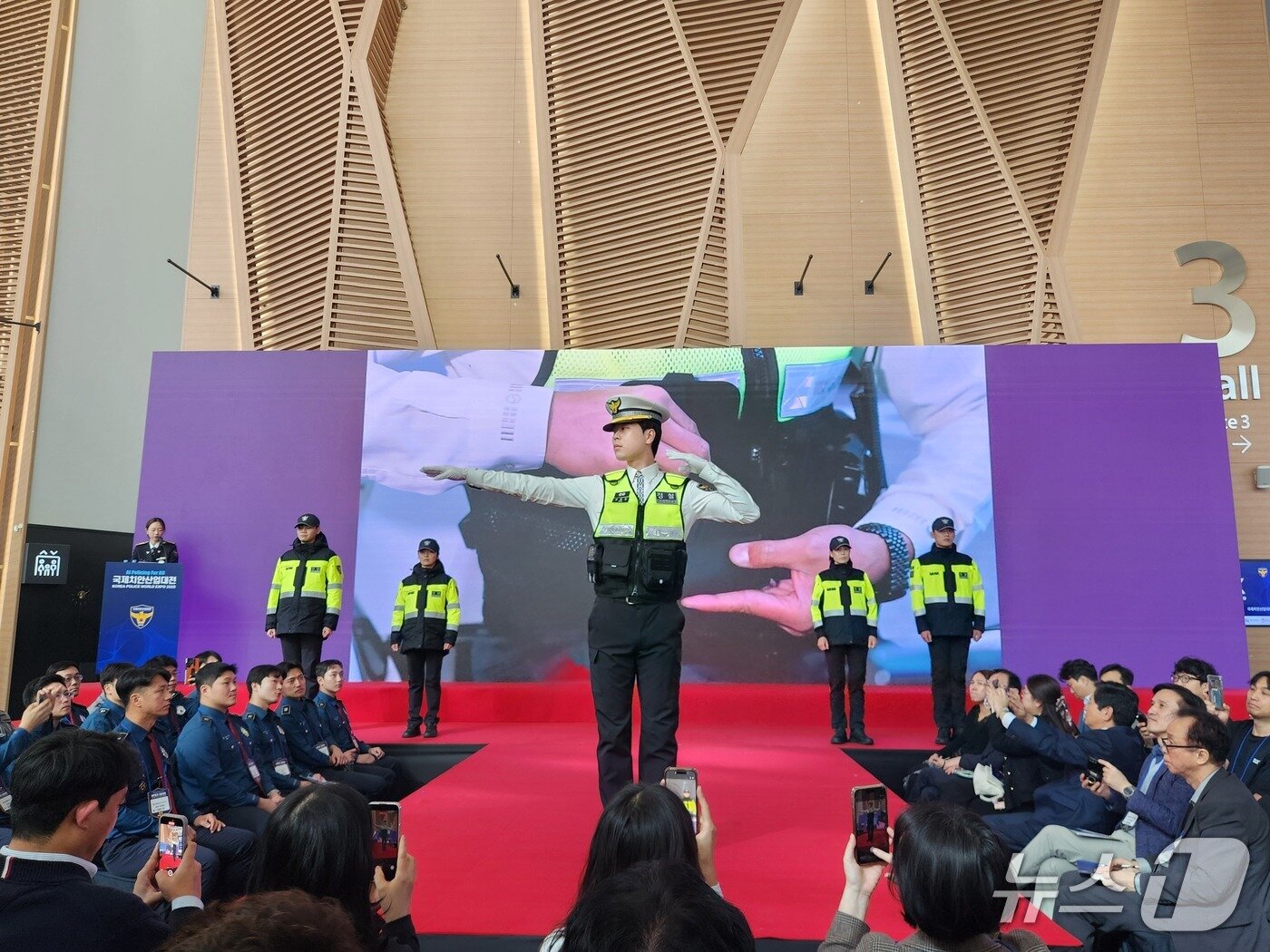 본문 이미지 - 22일 인천 송도컨벤시아에서 열린 '제7회 국제치안산업대전'에서 경찰복제 쇼케이스 행사를 하고 있다. (경찰청 제공. 재판매 및 DB금지) 2025.10.22/뉴스1