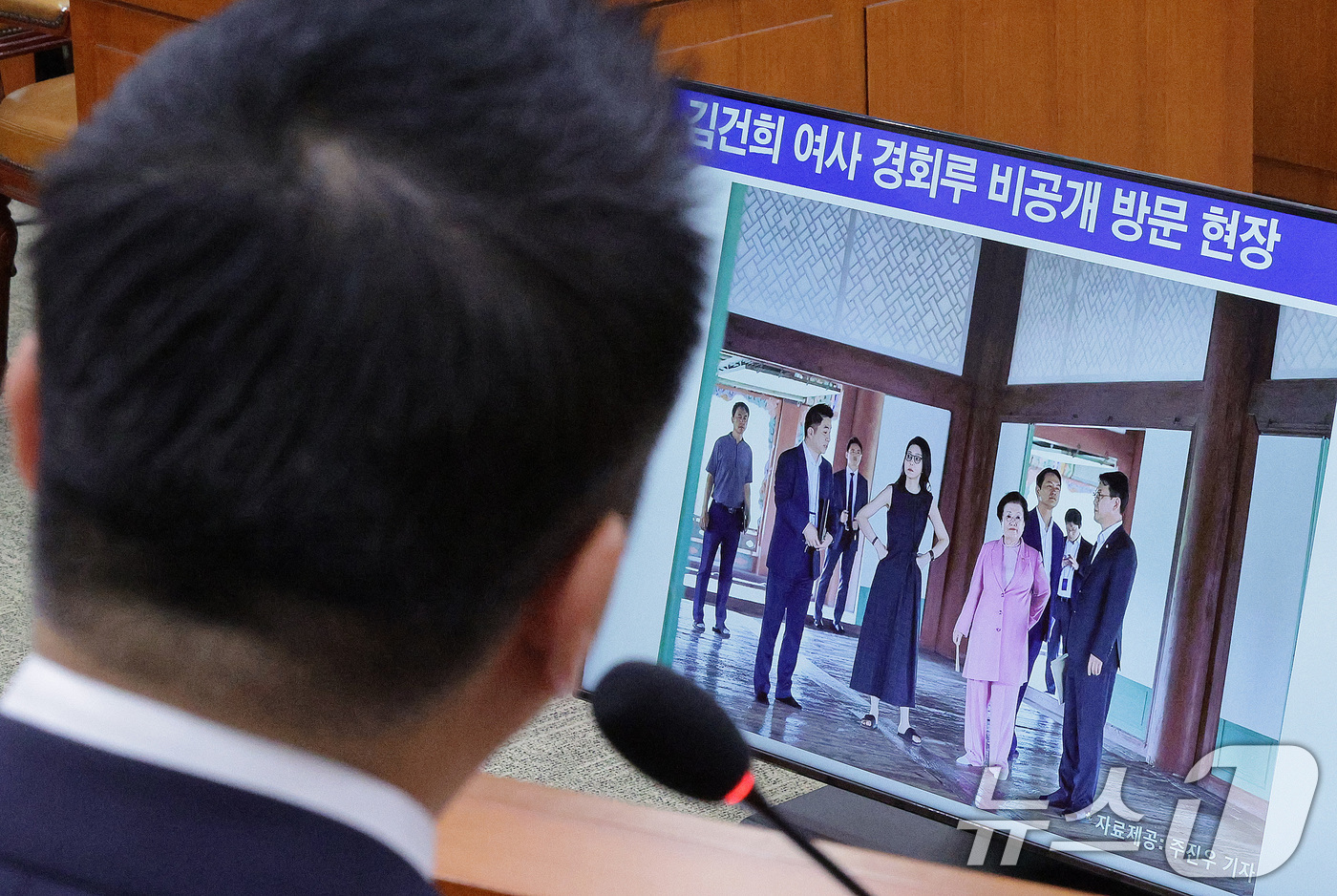 (서울=뉴스1) 신웅수 기자 = 정용석 국립박물관문화재단 사장이 22일 서울 여의도 국회 문화체육관광위원회에서 열린 국립중앙박물관 등에 대한 국정감사에서 김건희 여사와 이배용 전 …