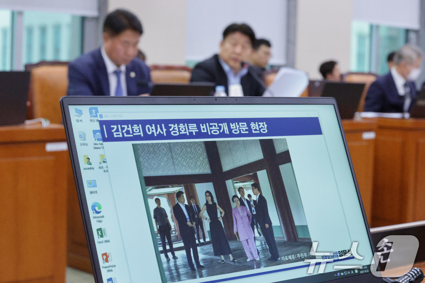 (서울=뉴스1) 신웅수 기자 = 양문석 더불어민주당 의원이 22일 서울 여의도 국회 문화체육관광위원회에서 열린 국립중앙박물관 등에 대한 국정감사에서 김건희 여사와 이배용 전 국가교 …