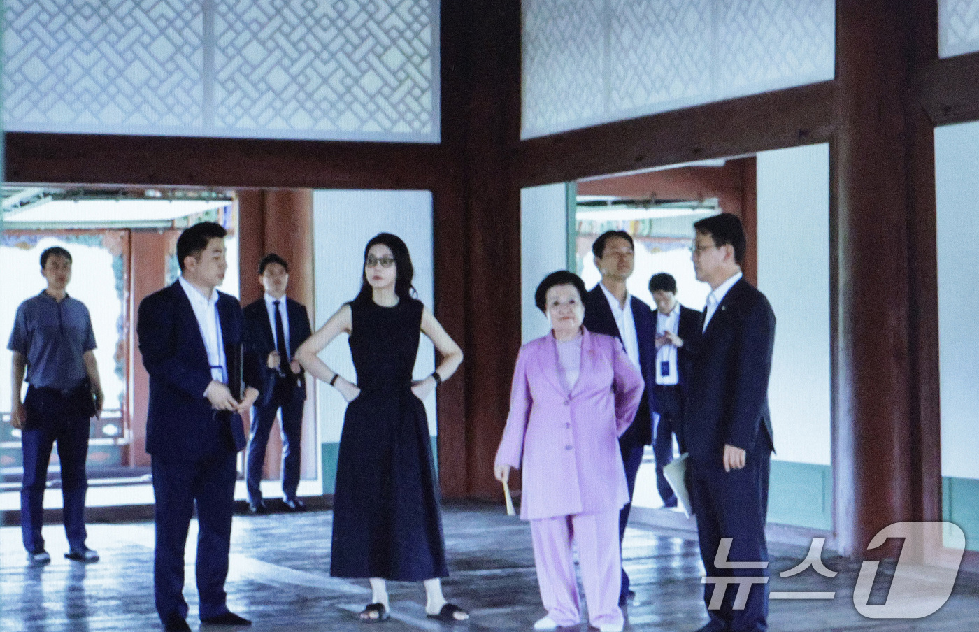 (서울=뉴스1) 신웅수 기자 = 양문석 더불어민주당 의원이 22일 서울 여의도 국회 문화체육관광위원회에서 열린 국립중앙박물관 등에 대한 국정감사에서 김건희 여사와 이배용 전 국가교 …