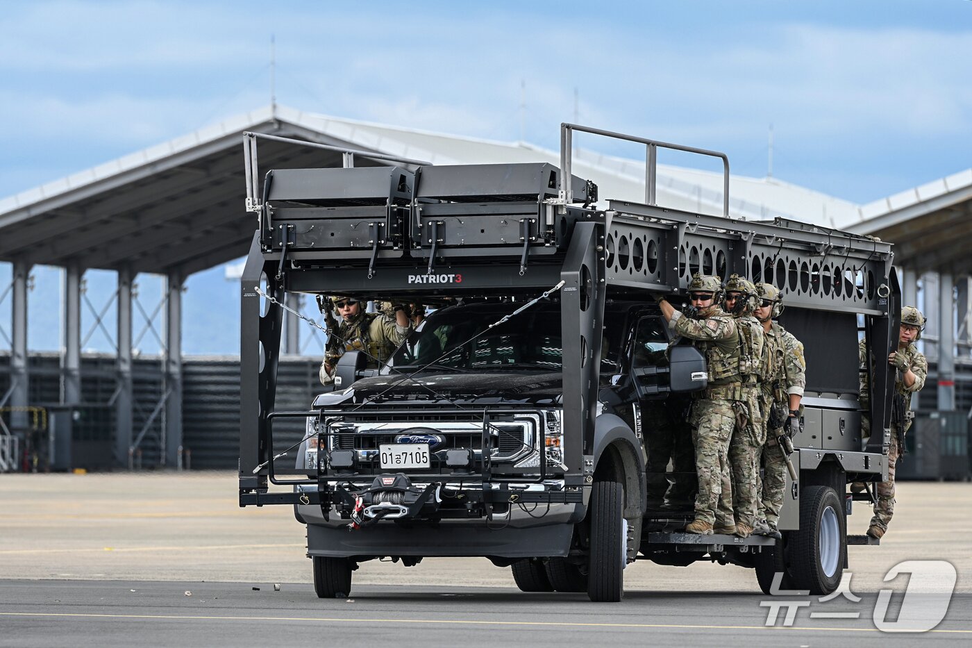 본문 이미지 - 공군 제5공중기동비행단이 22일 김해공항에서 2025 APEC 정상회의 대테러 종합훈련을 실시하고 있다.&#40;공군 제5공중비행단 제공. 재판매 및 DB 금지&#41;