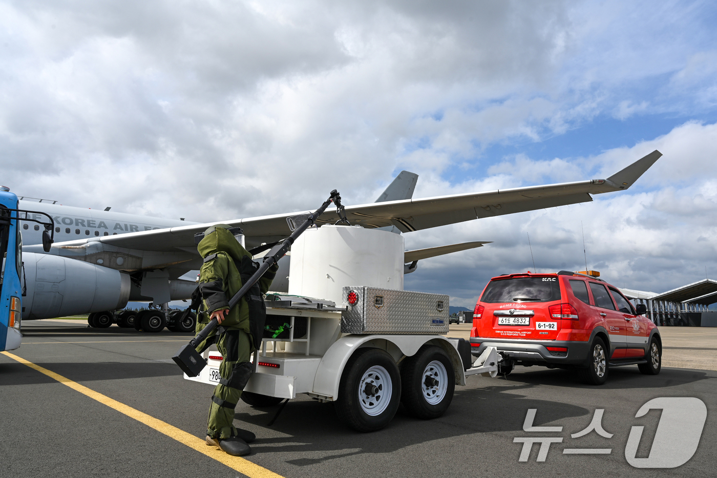 (부산=뉴스1) 윤일지 기자 = 22일 오후 부산 강서구 제5공중기동비행단 주기장에서 APEC 정상회담 대비 대테러 훈련이 진행되고 있다.APEC 정상회의 핵심 관문인 김해공항에서 …
