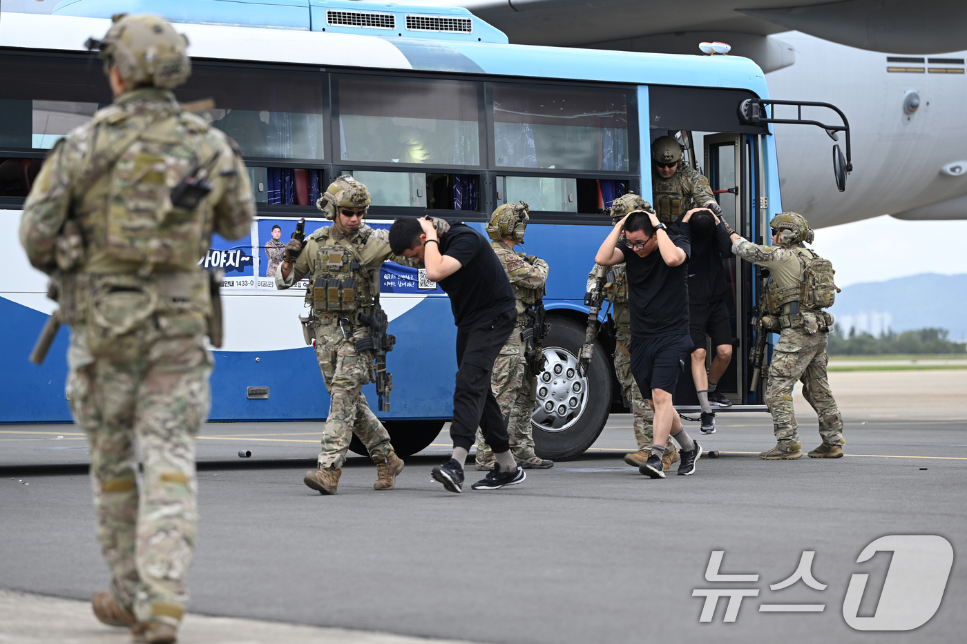 (부산=뉴스1) 윤일지 기자 = 22일 오후 부산 강서구 제5공중기동비행단 주기장에서 APEC 정상회담 대비 대테러 훈련이 진행되고 있다.APEC 정상회의 핵심 관문인 김해공항에서 …