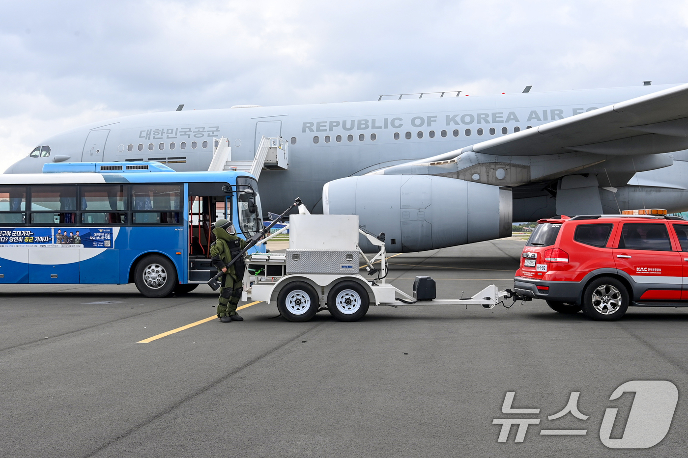 (부산=뉴스1) 윤일지 기자 = 22일 오후 부산 강서구 제5공중기동비행단 주기장에서 APEC 정상회담 대비 대테러 훈련이 진행되고 있다.APEC 정상회의 핵심 관문인 김해공항에서 …