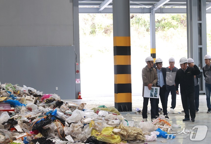 강원 영월군이 22일 북면에 생활폐기물 전처리 시설의 준공식을 연 가운데, 최명서 영월군수를 비롯한 군 관계자들이 이날 현장에서 시설을 살펴보고 있다. (영월군 제공. 재판매 및 …