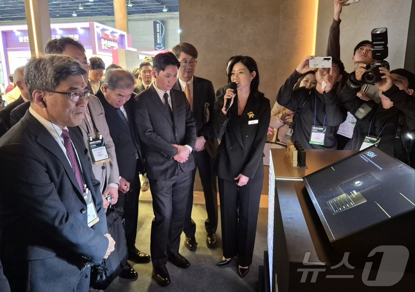 (서울뉴스1) 최동현 기자 = 송재혁 삼성전자 디바이스솔루션(DS) 부문 최고기술책임자(CTO)가 22일 서울 코엑스에서 열린 반도체대전(SEDEX 2025) 내 SK하이닉스 부스 …