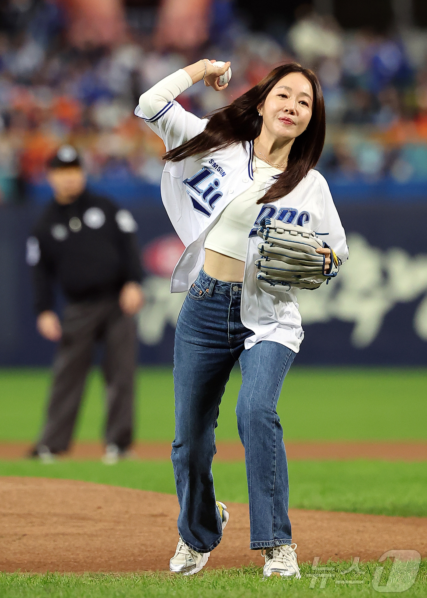 (대구=뉴스1) 김진환 기자 = 22일 오후 대구 삼성라이온즈파크에서 열린 프로야구 2025 신한 SOL뱅크 KBO 플레이오프 4차전 한화 이글스와 삼성 라이온즈의 경기, 배우 엄 …