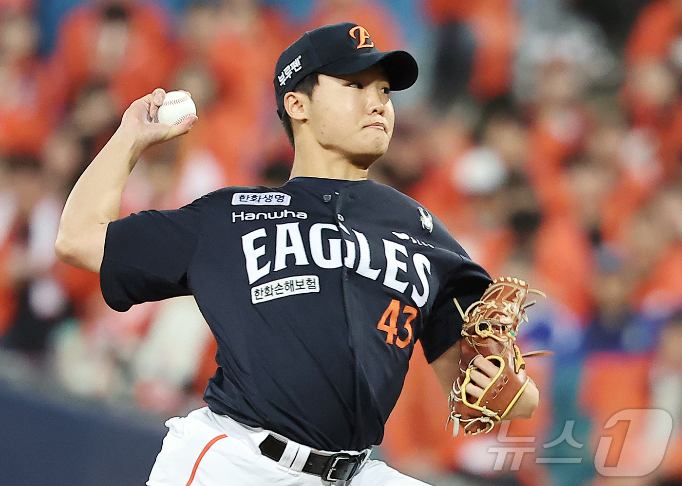 (대구=뉴스1) 김진환 기자 = 22일 오후 대구 삼성라이온즈파크에서 열린 프로야구 2025 신한 SOL뱅크 KBO 플레이오프 4차전 한화 이글스와 삼성 라이온즈의 경기, 한화 선 …