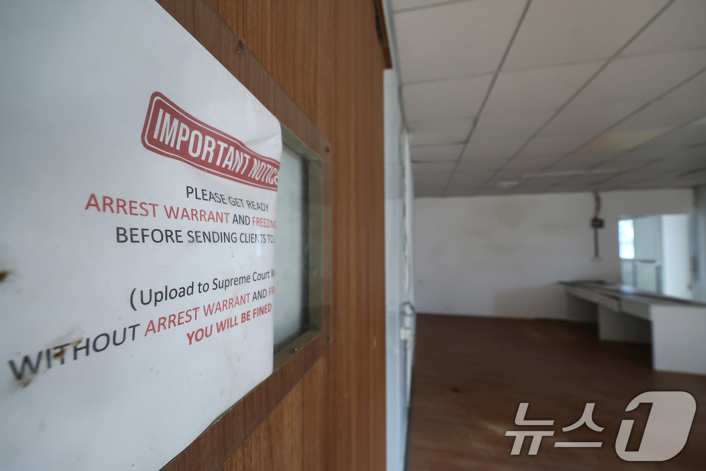 (프놈펜(캄보디아)=뉴스1) 김도우 기자 = 22일(현지시간) 캄보디아 프놈펜 외곽 온라인스캠범죄로 단속된 건물 내부에 단속 경고문이 게시돼 있다. 2025.10.22/뉴스1