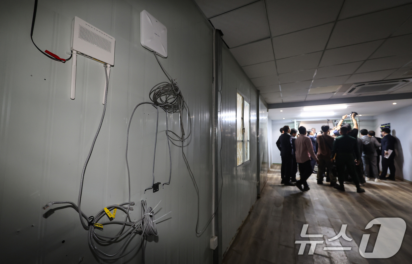 (프놈펜(캄보디아)=뉴스1) 김도우 기자 = 22일(현지시간) 캄보디아 프놈펜 외곽 온라인스캠범죄로 단속된 건물 내부에 인터넷 랜선이 남겨져 있다. 2025.10.22/뉴스1