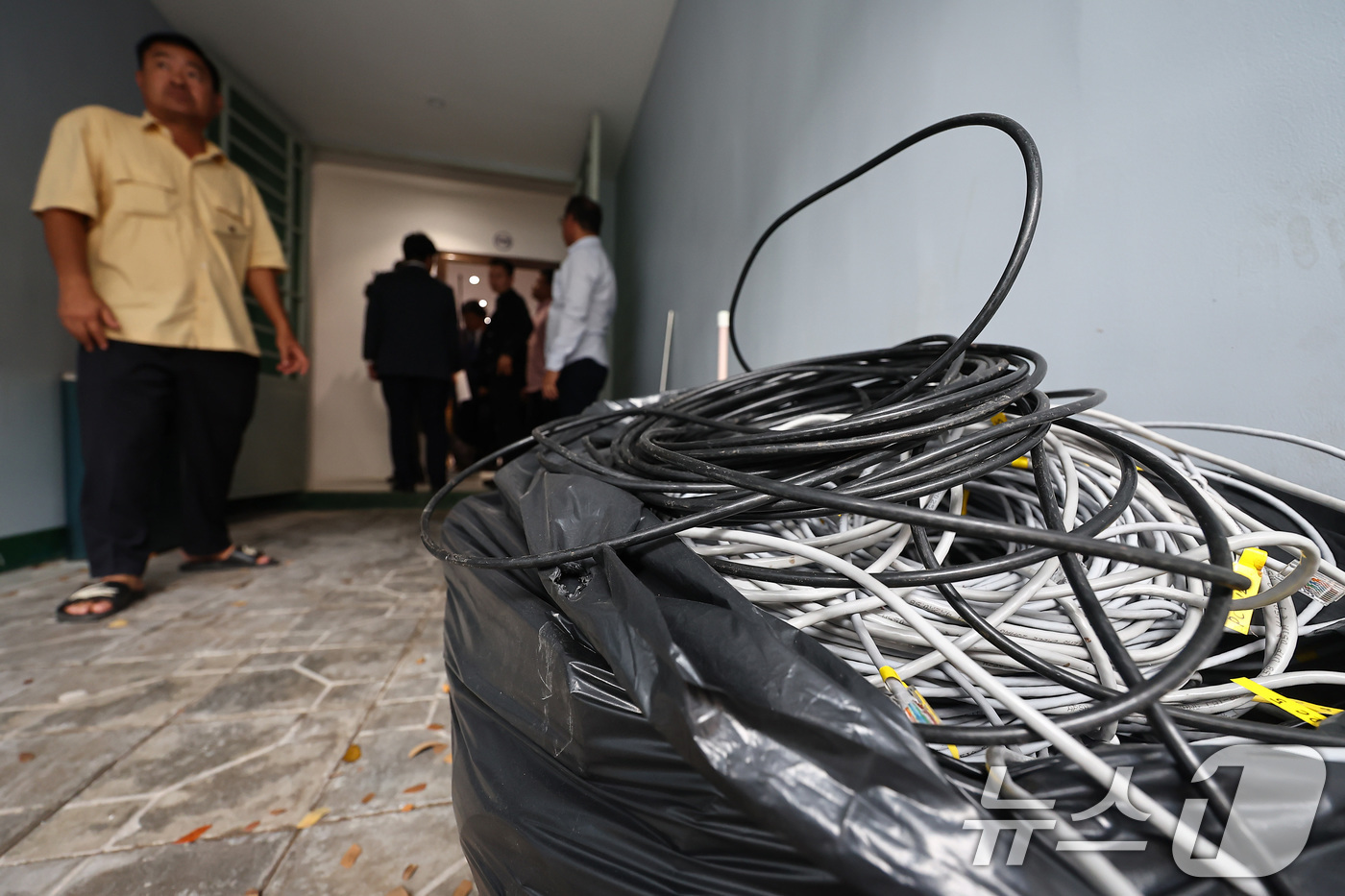 (프놈펜(캄보디아)=뉴스1) 김도우 기자 = 22일(현지시간) 캄보디아 프놈펜 외곽 온라인스캠범죄로 단속된 건물 내부에 인터넷 랜선이 남겨져 있다. 2025.10.22/뉴스1