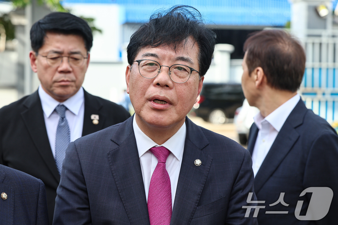(프놈펜(캄보디아)=뉴스1) 김도우 기자 = 송언석 국민의힘 원내대표가 22일(현지시간) 캄보디아 프놈펜 외곽 온라인스캠범죄로 단속된 건물에 현장방문해 발언을 하고 있다. 2025 …