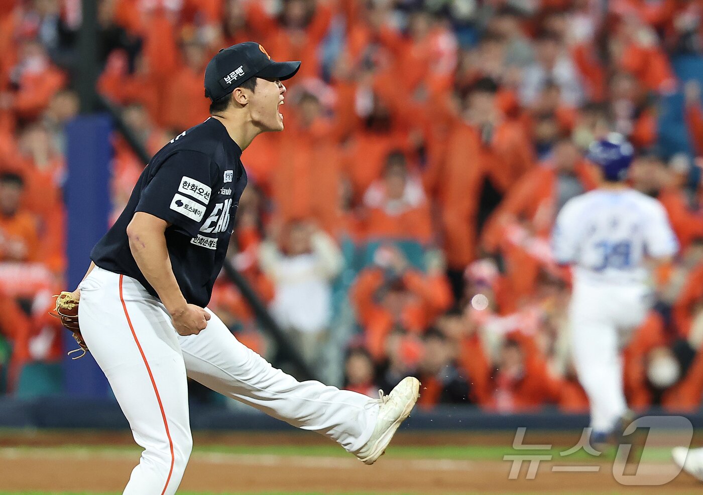 본문 이미지 - 22일 오후 대구 삼성라이온즈파크에서 열린 프로야구 2025 신한 SOL뱅크 KBO 플레이오프 4차전 한화 이글스와 삼성 라이온즈의 경기, 한화 선발 정우주가 3회말 1사 1루 상황 삼성 김성윤을 병살타로 이끌며 이닝을 마친 뒤 포효하고 있다. 2025.10.22/뉴스1 ⓒ News1 김진환 기자