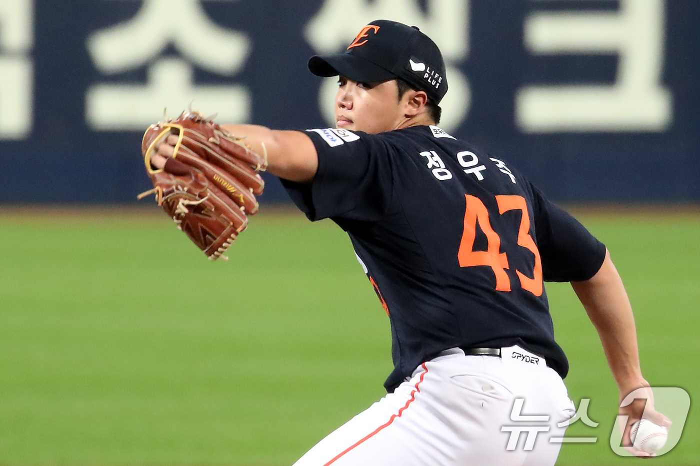 (대구=뉴스1) 공정식 기자 = 22일 오후 대구 삼성라이온즈파크에서 열린 프로야구 2025 신한 SOL뱅크 KBO 포스트시즌 플레이오프 4차전 삼성 라이온즈와 한화 이글스의 경기 …