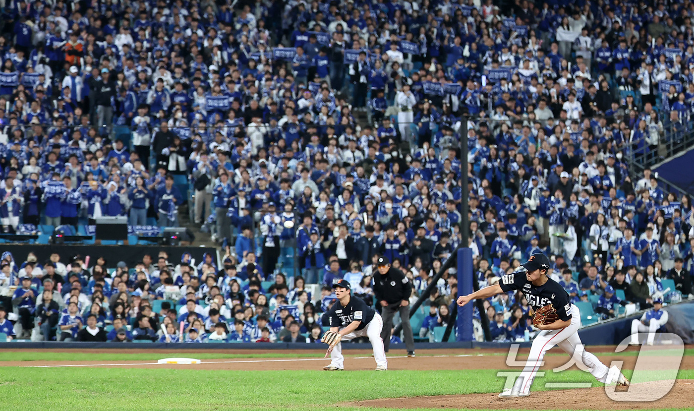 (대구=뉴스1) 김성진 기자 = 22일 대구삼성라이온즈파크에서 열린 2025 신한 SOL뱅크 KBO 포스트시즌 플레이오프 4차전 한화 이글스와 삼성 라이온즈의 경기, 한화 선발 정 …