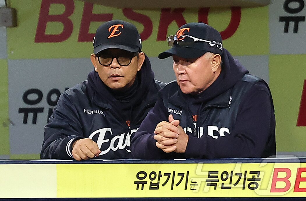 본문 이미지 - 22일 오후 대구 삼성라이온즈파크에서 열린 프로야구 2025 신한 SOL뱅크 KBO 플레이오프 4차전 한화 이글스와 삼성 라이온즈의 경기, 한화 김경문 감독이 양상문 투수코치(왼쪽)와 대화를 나누고 있다. 2025.10.22/뉴스1 ⓒ News1 김진환 기자