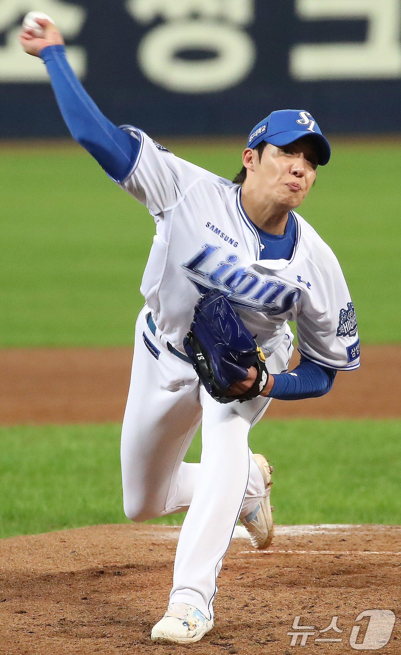 본문 이미지 - 22일 오후 대구 삼성라이온즈파크에서 열린 프로야구 2025 신한 SOL뱅크 KBO 포스트시즌 플레이오프 4차전 삼성 라이온즈와 한화 이글스의 경기, 삼성 원태인이 역투하고 있다. 2025.10.22/뉴스1 ⓒ News1 공정식 기자