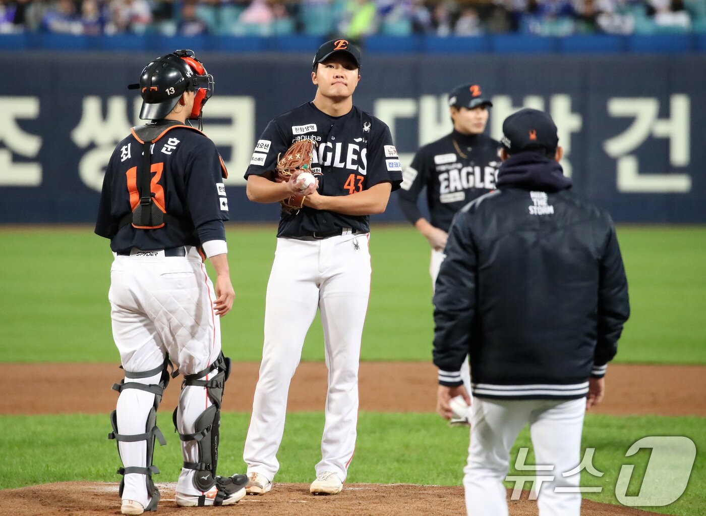 본문 이미지 - 22일 오후 대구 삼성라이온즈파크에서 열린 프로야구 2025 신한 SOL뱅크 KBO 포스트시즌 플레이오프 4차전 삼성 라이온즈와 한화 이글스의 경기, 4회말 1사 상황 삼성 디아즈에게 안타를 허용한 한화 선발 정우주가 교체되고 있다. 2025.10.22/뉴스1 ⓒ News1 공정식 기자