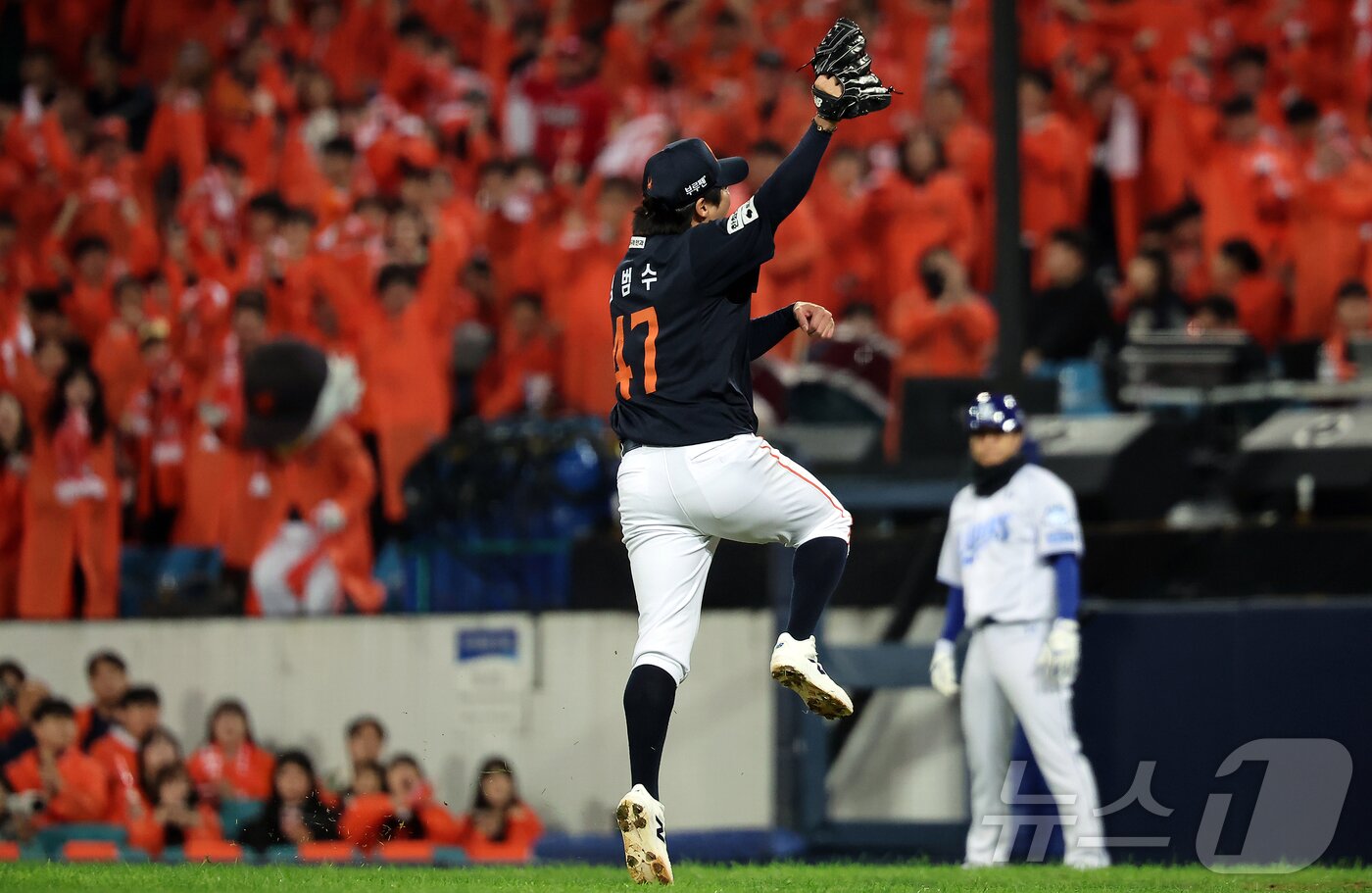 본문 이미지 - 22일 오후 대구 삼성라이온즈파크에서 열린 프로야구 2025 신한 SOL뱅크 KBO 플레이오프 4차전 한화 이글스와 삼성 라이온즈의 경기, 한화 김범수가 4회말 2사 2루 상황 삼성 박병호를 포수 스트라이크 낫아웃으로 잡아낸 뒤 포효하고 있다. 2025.10.22/뉴스1 ⓒ News1 김진환 기자