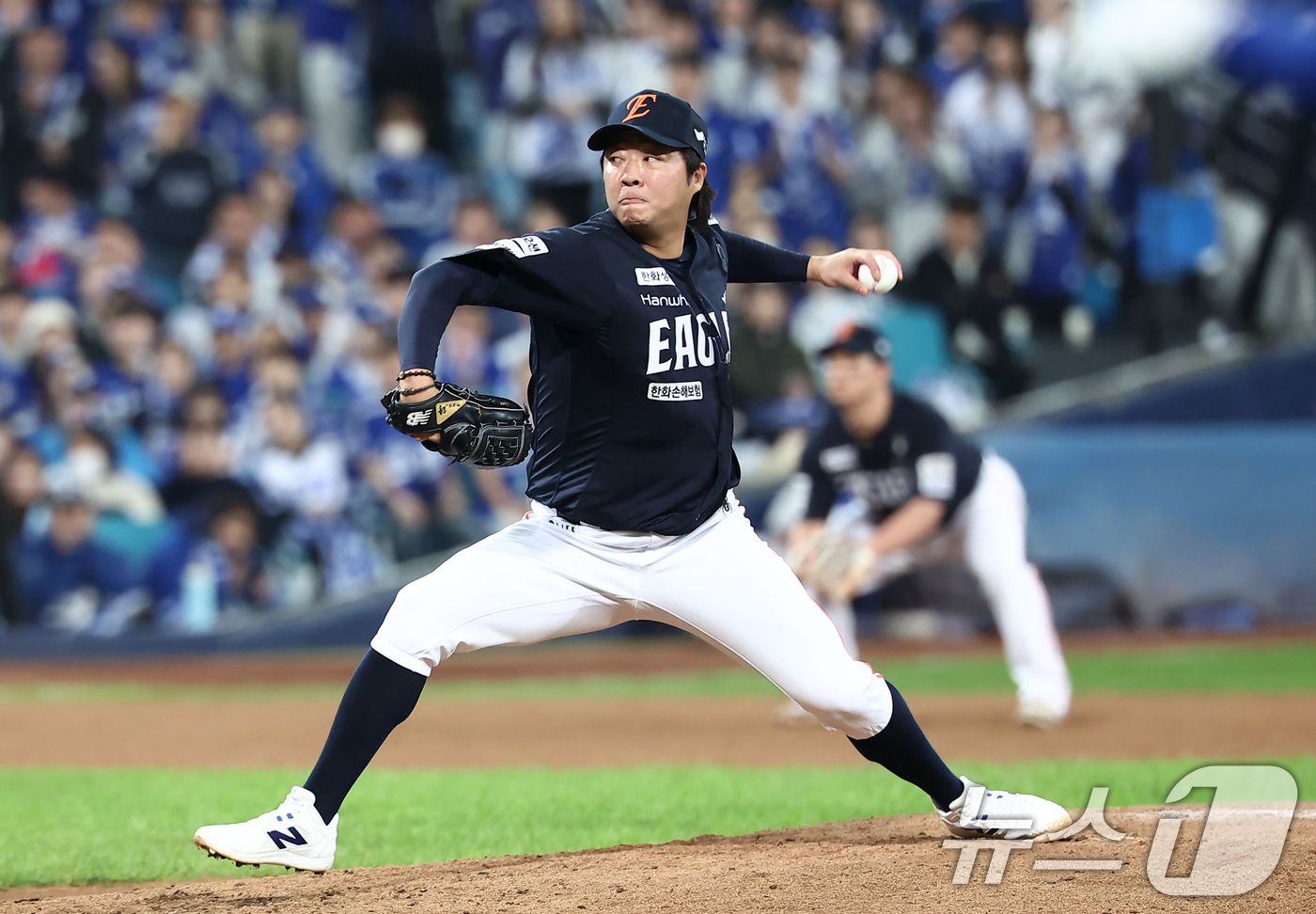 (대구=뉴스1) 김성진 기자 = 22일 대구삼성라이온즈파크에서 열린 2025 신한 SOL뱅크 KBO 포스트시즌 플레이오프 4차전 한화 이글스와 삼성 라이온즈의 경기, 한화 김범수가 …