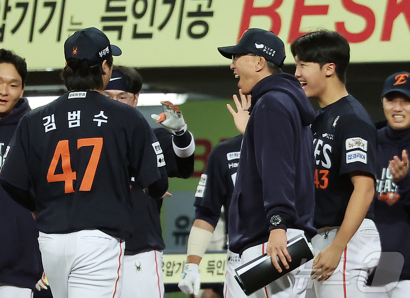 (대구=뉴스1) 김진환 기자 = 22일 오후 대구 삼성라이온즈파크에서 열린 프로야구 2025 신한 SOL뱅크 KBO 플레이오프 4차전 한화 이글스와 삼성 라이온즈의 경기, 한화 김 …