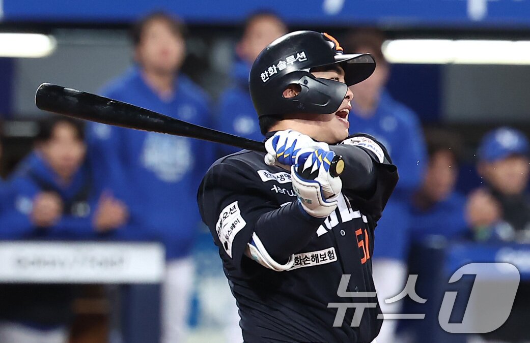 본문 이미지 - 22일 대구삼성라이온즈파크에서 열린 2025 신한 SOL뱅크 KBO 포스트시즌 플레이오프 4차전 한화 이글스와 삼성 라이온즈의 경기, 한화 문현빈이 5회초 2사 2,3루 상황에서 3점 홈런을 터뜨리고 있다. 2025.10.22/뉴스1 ⓒ News1 김성진 기자