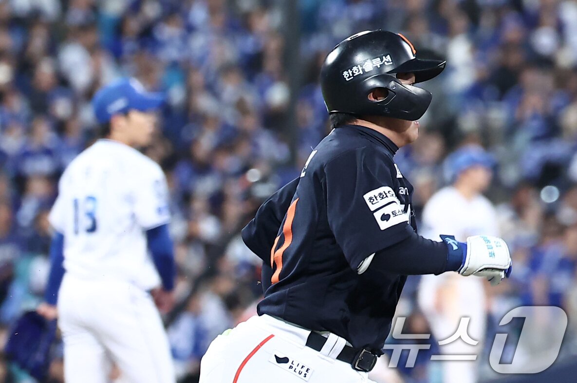 본문 이미지 - 22일 대구삼성라이온즈파크에서 열린 2025 신한 SOL뱅크 KBO 포스트시즌 플레이오프 4차전 한화 이글스와 삼성 라이온즈의 경기, 한화 문현빈이 5회초 2사 2,3루 상황에서 3점 홈런을 터뜨린 후 그라운드를 돌고 있다. 2025.10.22/뉴스1 ⓒ News1 김성진 기자