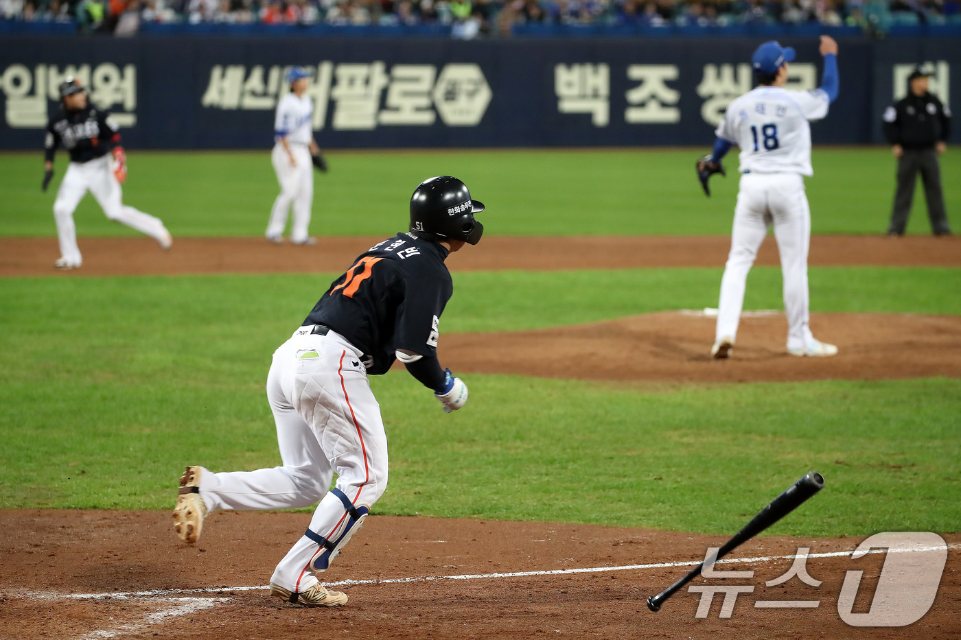 (대구=뉴스1) 공정식 기자 = 22일 오후 대구 삼성라이온즈파크에서 열린 프로야구 2025 신한 SOL뱅크 KBO 포스트시즌 플레이오프 4차전 삼성 라이온즈와 한화 이글스의 경기 …