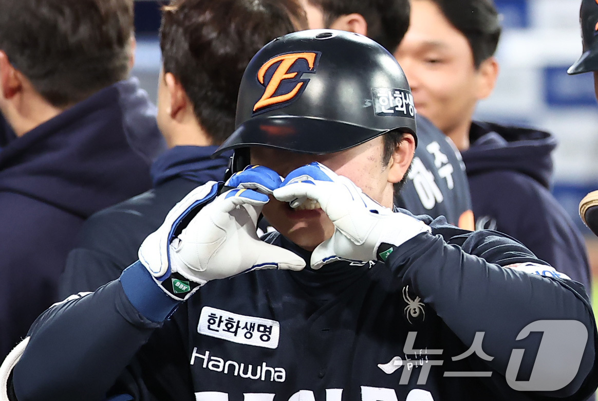 (대구=뉴스1) 김성진 기자 = 22일 대구삼성라이온즈파크에서 열린 2025 신한 SOL뱅크 KBO 포스트시즌 플레이오프 4차전 한화 이글스와 삼성 라이온즈의 경기, 한화 문현빈이 …