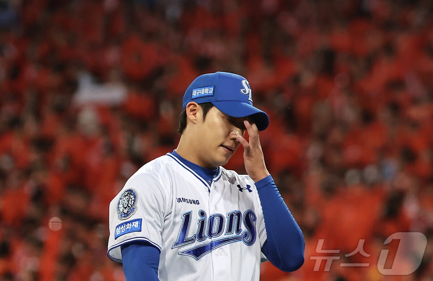 본문 이미지 - 22일 오후 대구 삼성라이온즈파크에서 열린 프로야구 2025 신한 SOL뱅크 KBO 플레이오프 4차전 한화 이글스와 삼성 라이온즈의 경기, 5회초 스리런 홈런으로 3실점 허용한 삼성 선발 원태인이 아쉬운 표정을 지으며 더그아웃으로 향하고 있다. 2025.10.22 ⓒ 뉴스1 김진환 기자