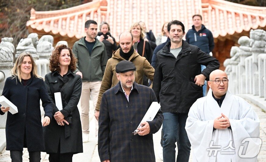 본문 이미지 - 올해 세계올림픽도시연맹 총회가 22일부터 나흘간의 일정으로 강원 평창에서 시작된 가운데, 총회 관계자들이 일정 첫날 평창 오대산 월정사를 방문한 모습. &#40;평창군 제공. 재판매 및 DB금지&#41; 2025.10.22/뉴스1