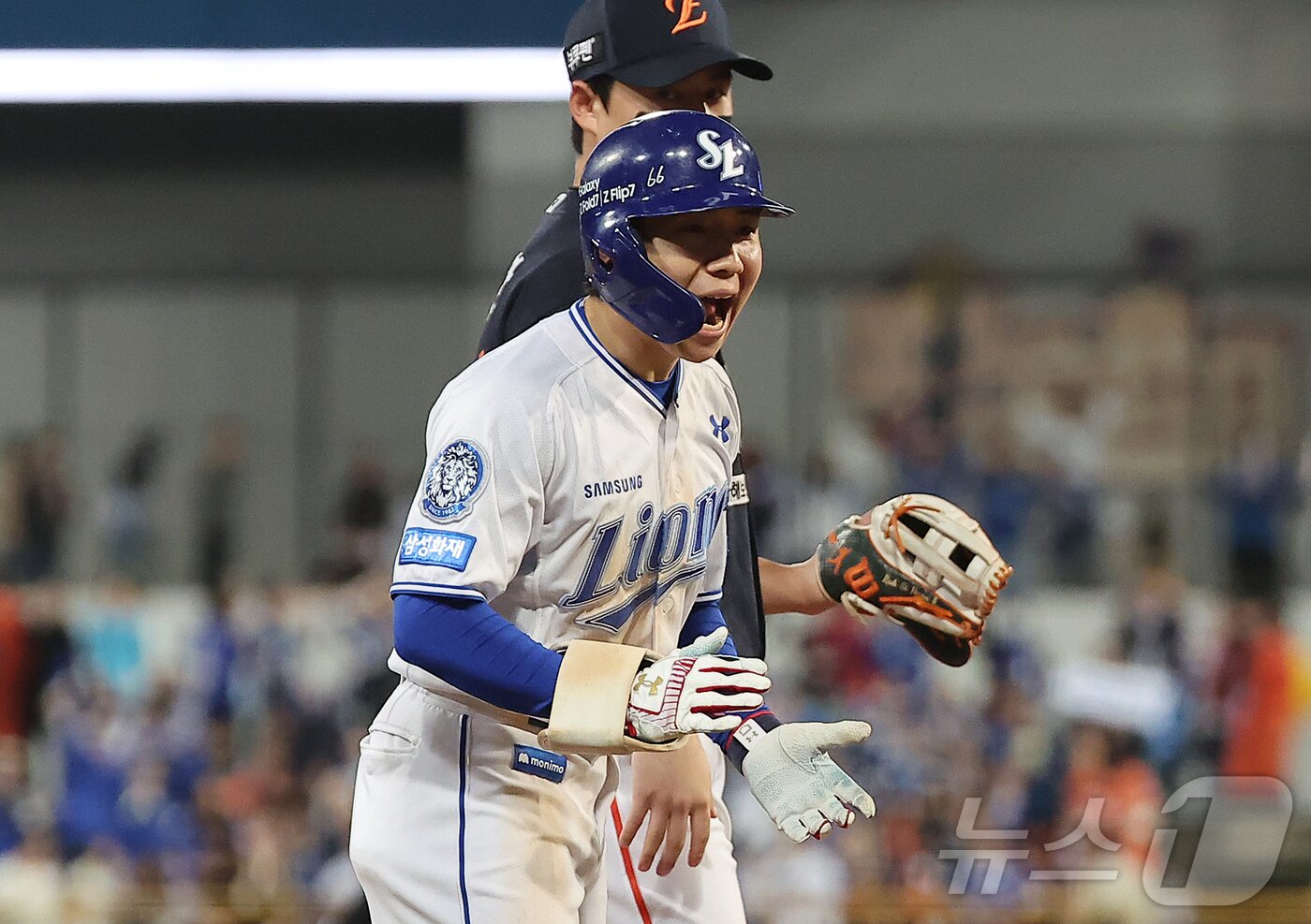 본문 이미지 - 22일 오후 대구 삼성라이온즈파크에서 열린 프로야구 2025 신한 SOL뱅크 KBO 플레이오프 4차전 한화 이글스와 삼성 라이온즈의 경기, 삼성 김지찬이 6회말 선두타자로 나와 3루타를 친 뒤 환호하고 있다. 2025.10.22 ⓒ 뉴스1 김진환 기자