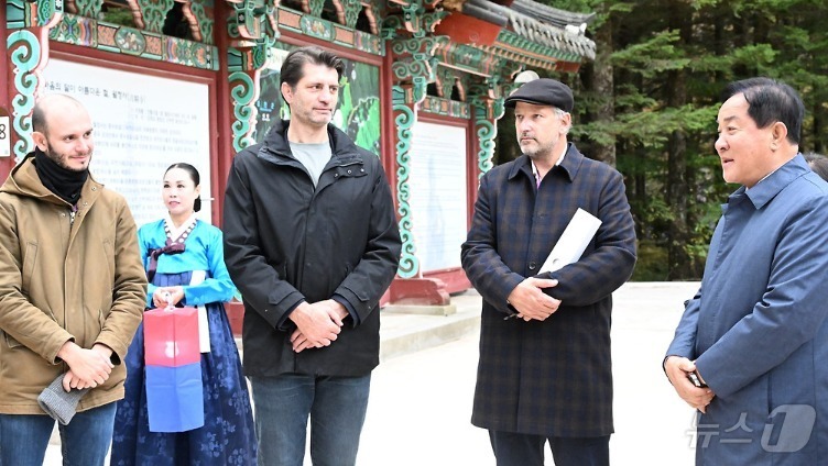 (평창=뉴스1) 신관호 기자 = 올해 세계올림픽도시연맹 총회가 22일부터 나흘간의 일정으로 강원 평창에서 시작된 가운데, 심재국 평창군수가 일정 첫날인 22일 평창 오대산 월정사에 …