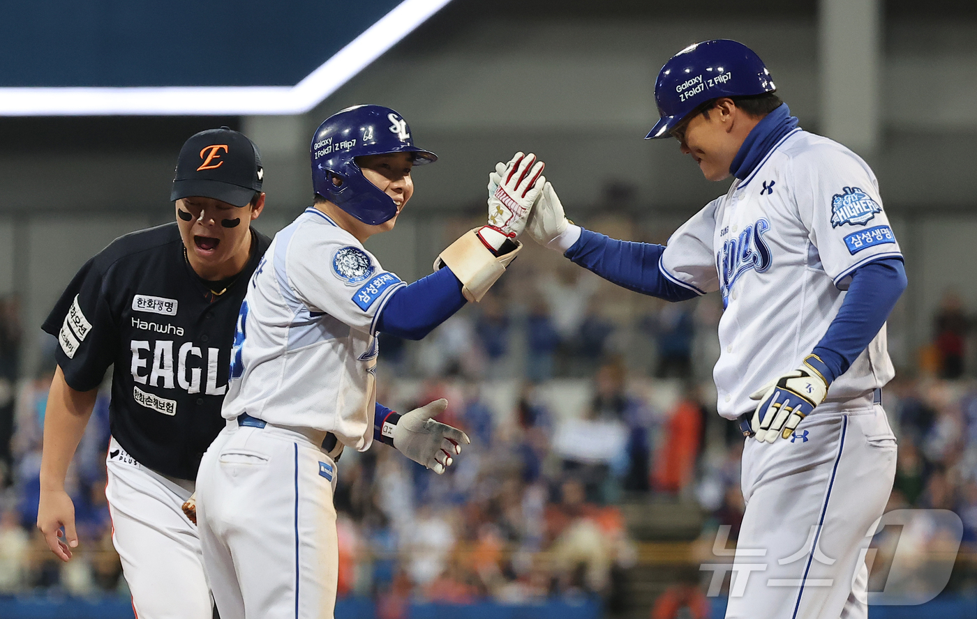 (대구=뉴스1) 김진환 기자 = 22일 오후 대구 삼성라이온즈파크에서 열린 프로야구 2025 신한 SOL뱅크 KBO 플레이오프 4차전 한화 이글스와 삼성 라이온즈의 경기, 삼성 김 …