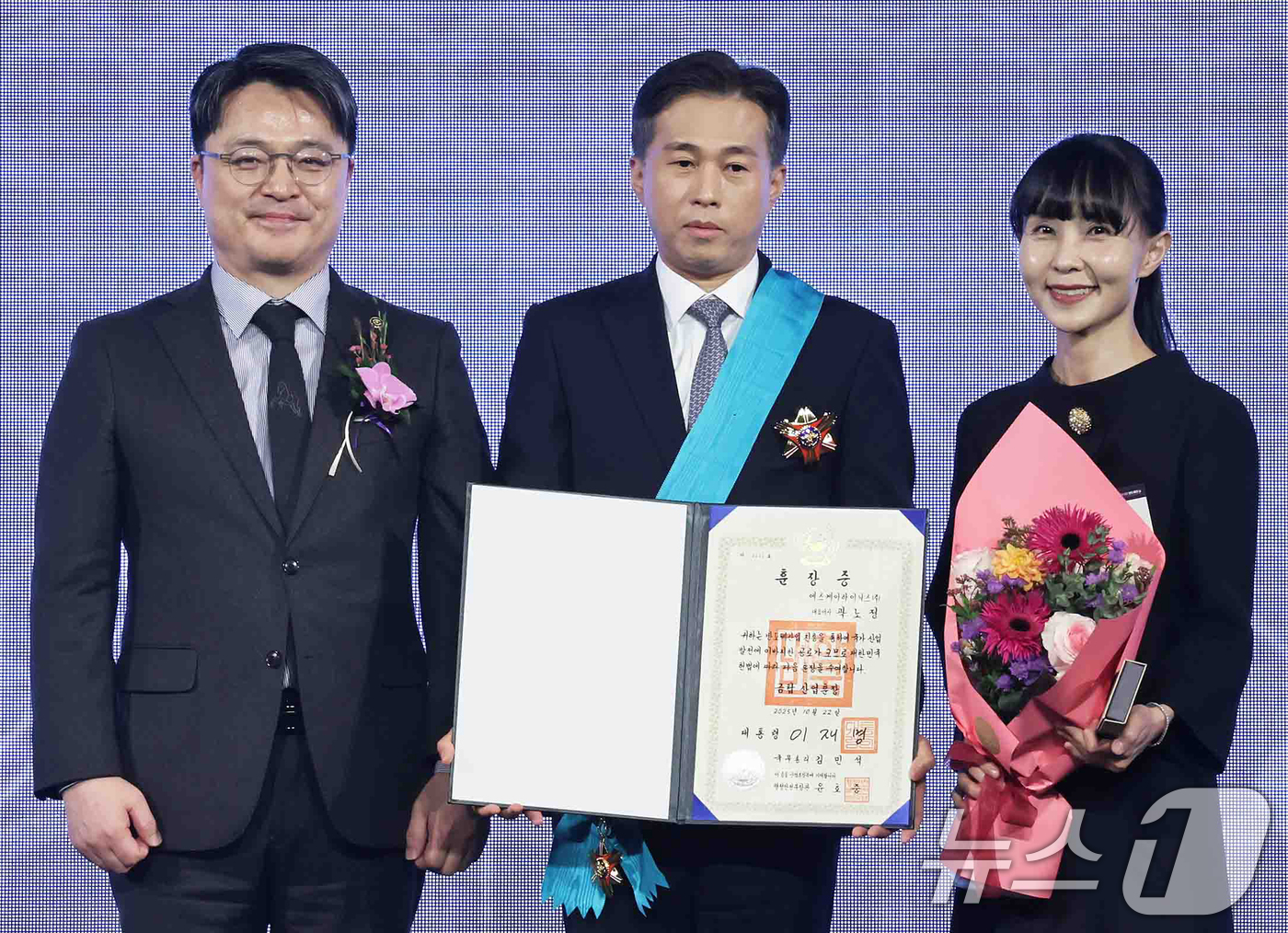 (서울=뉴스1) 김명섭 기자 = 문신학 산업통상부 차관이 22일 서울 삼성동 그랜드 인터컨티넨탈호텔 그랜드볼룸에서 열린 제18회 반도체의 날 기념식에서 인공지능(AI) 메모리 기술 …