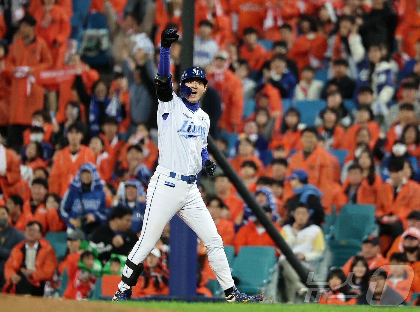 본문 이미지 - 환호하는 구자욱. 2025.10.22/뉴스1 ⓒ News1 김진환 기자