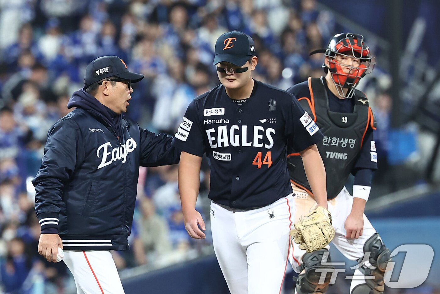 본문 이미지 - 22일 대구삼성라이온즈파크에서 열린 2025 신한 SOL뱅크 KBO 포스트시즌 플레이오프 4차전 한화 이글스와 삼성 라이온즈의 경기, 한화 김서현이 6회말 2사 1,2루 상황에서 강판 당하고 있다. 2025.10.22/뉴스1 ⓒ News1 김성진 기자