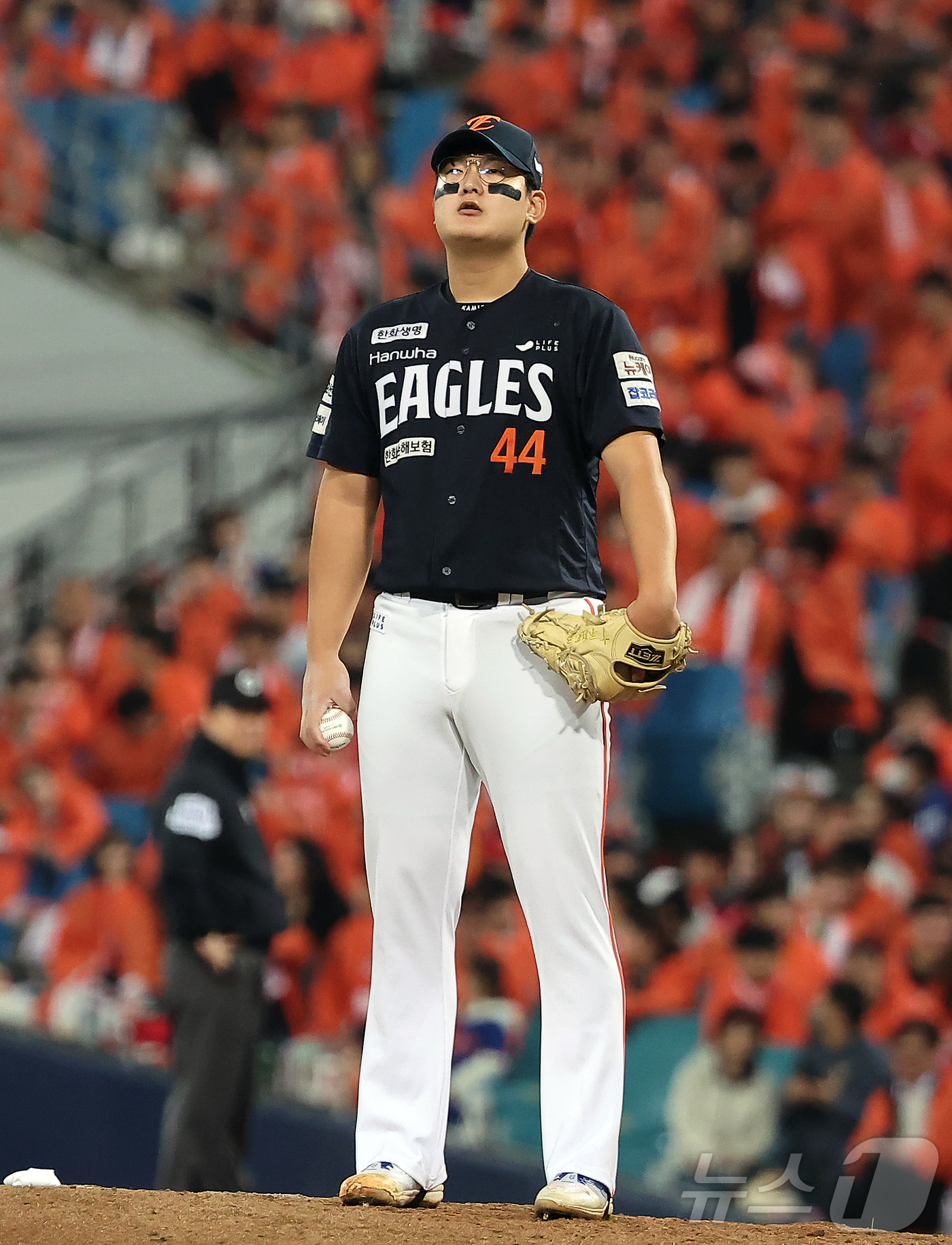 (대구=뉴스1) 김진환 기자 = 22일 오후 대구 삼성라이온즈파크에서 열린 프로야구 2025 신한 SOL뱅크 KBO 플레이오프 4차전 한화 이글스와 삼성 라이온즈의 경기, 한화 김 …