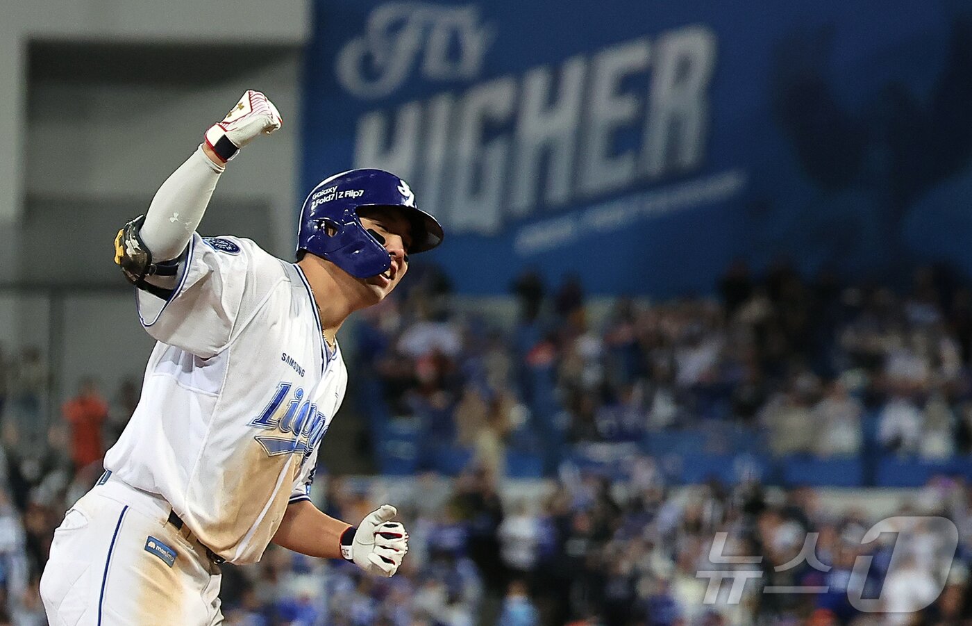 본문 이미지 - 22일 오후 대구 삼성라이온즈파크에서 열린 프로야구 2025 신한 SOL뱅크 KBO 플레이오프 4차전 한화 이글스와 삼성 라이온즈의 경기, 삼성 김영웅이 7회말 1사 1,2루 상황 역전 스리런 홈런을 친 뒤 환호하고 있다. 2025.10.22/뉴스1 ⓒ News1 김진환 기자